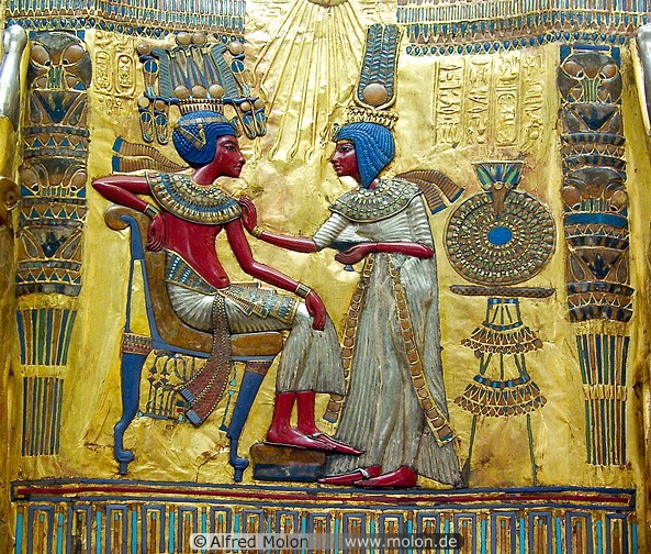 Hiện vật khắc học hình ảnh pharaoh Tutankhamun được vợ chăm sóc chu đáo. Từng chi tiết nhỏ được chạm khắc vô cùng tinh xảo.